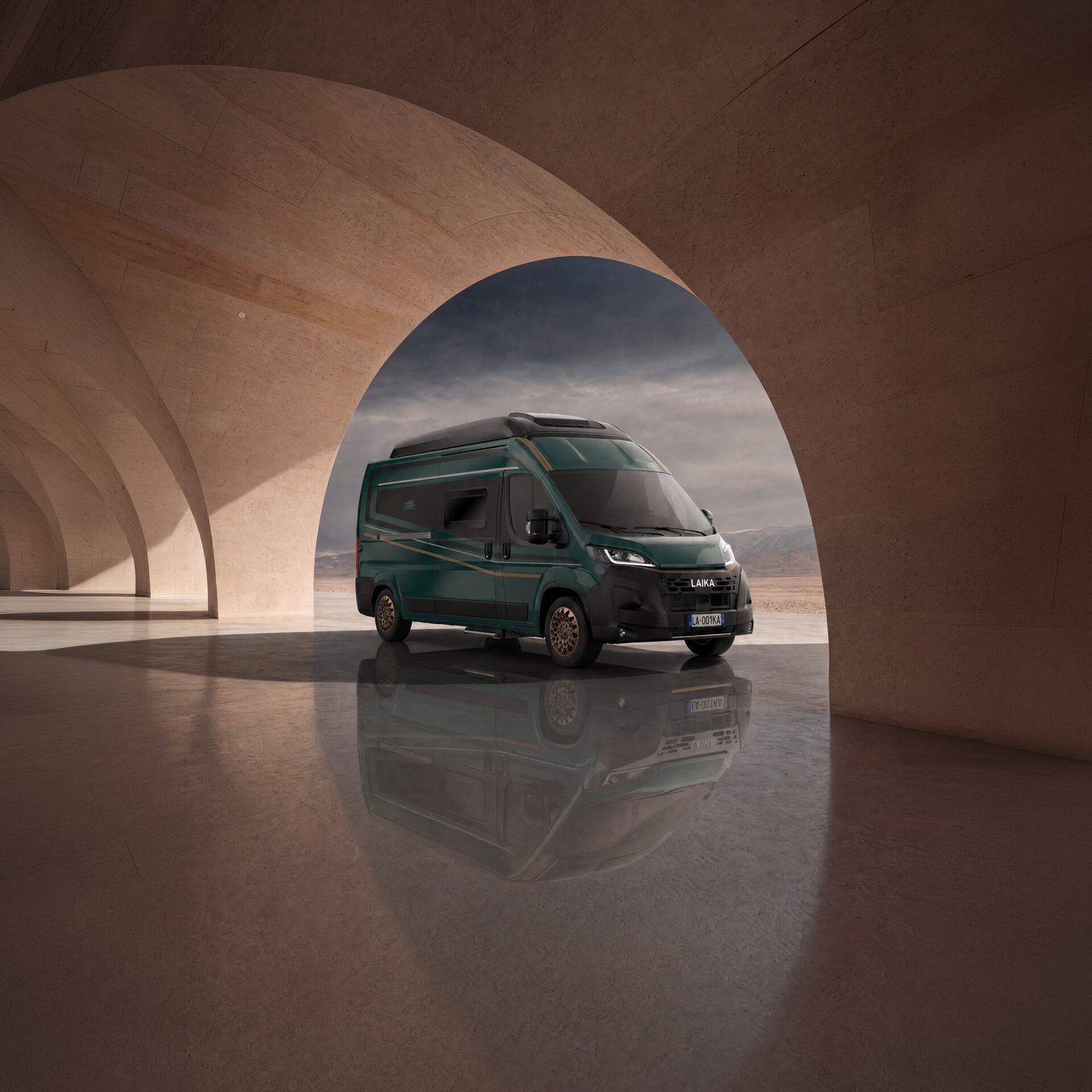 Laika Ecovip Evoluzione in einer Sandsteinarchitektur, Abendlicht